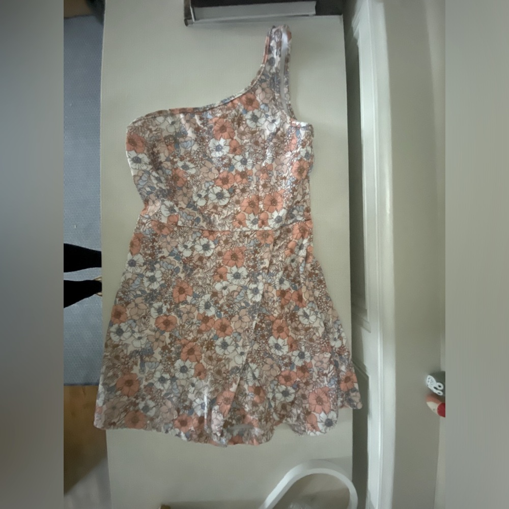Flower print romper xs. Altar’d State. So cute!! Excellent used condition.